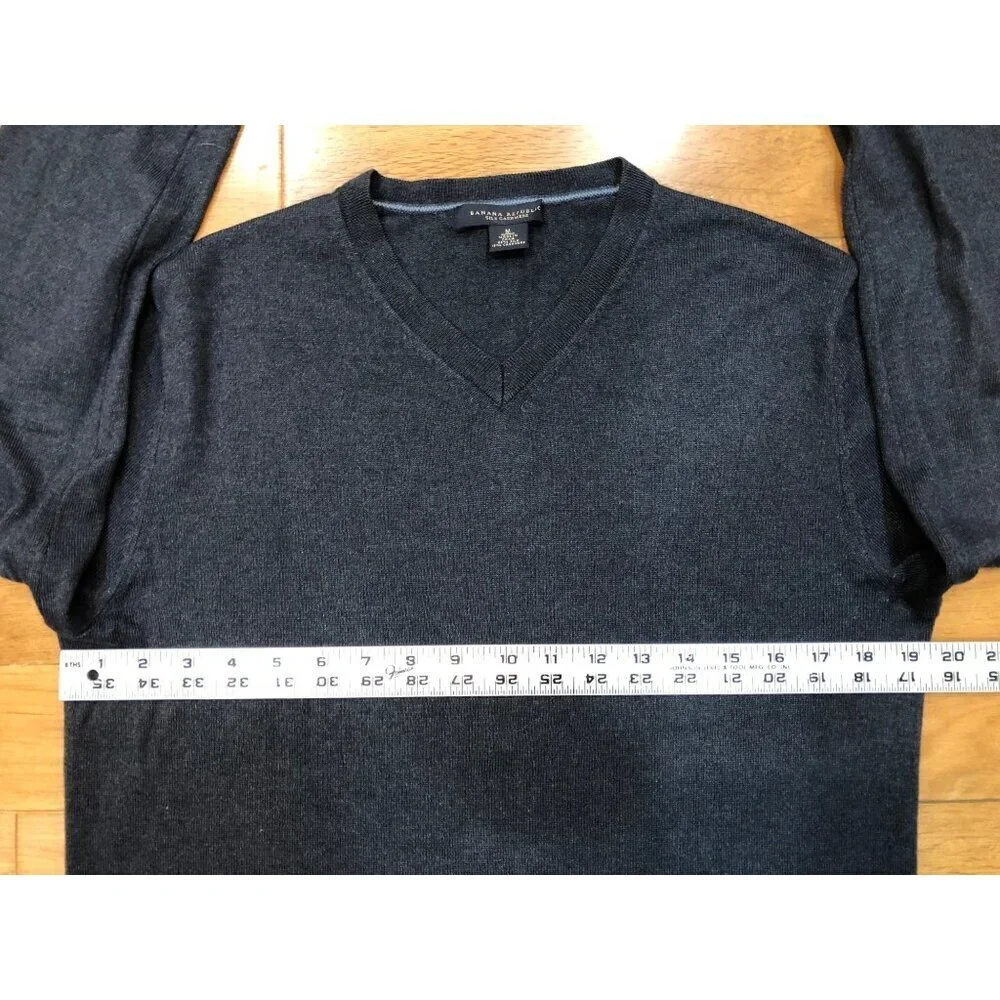 Banana Republic Silk Cashmere V-Neck Dark Gray Knit Sweater Size M